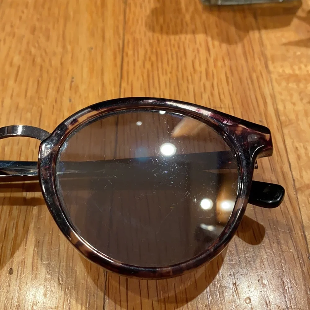 Guess Designer Sunglasses with Mirror Lenses 😎 - Picture 3 of 11